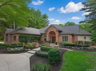 12172 Woodline Dr, Fenton, MI 48430