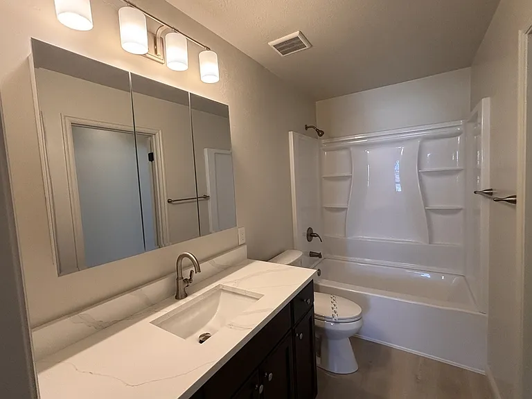 627 E 700 N — Photo 10