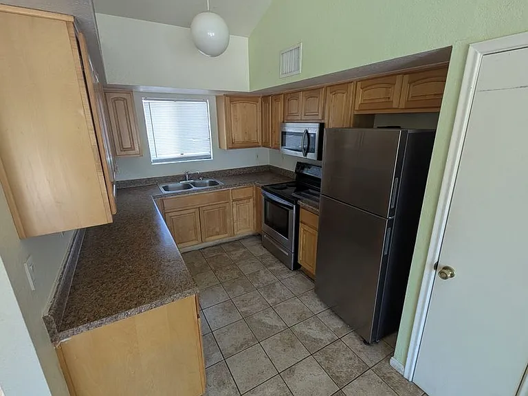 1430 N Leawood Pl — Photo 2