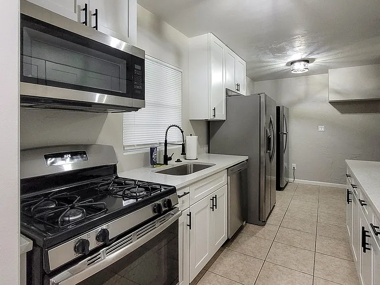 NE 19th Pl — Photo 9