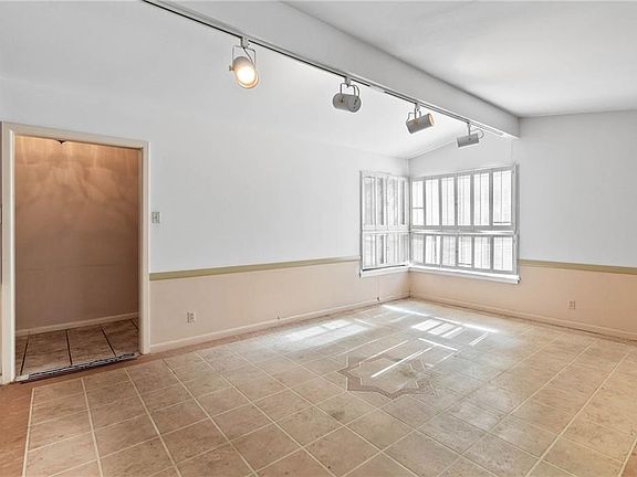 2nd image of 518 Dolphin Pl