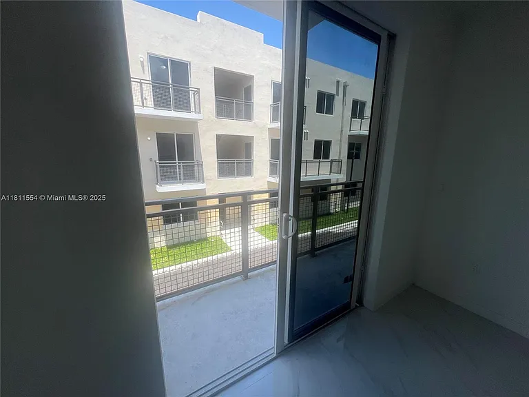 1010 SW 69th Ave #212 — Photo 24