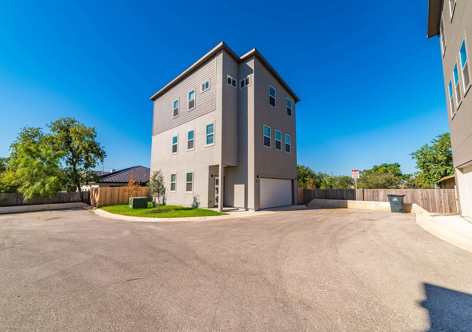 Luxury 3-Bedroom Alamo Heights Townhome — Photo 2