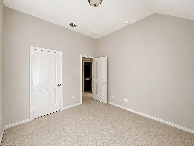 5724 Silverton Ave — Photo 15