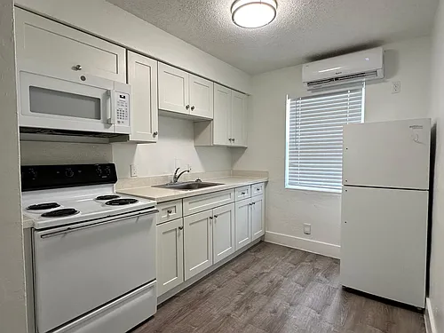 1821 Thomas St Photo 1