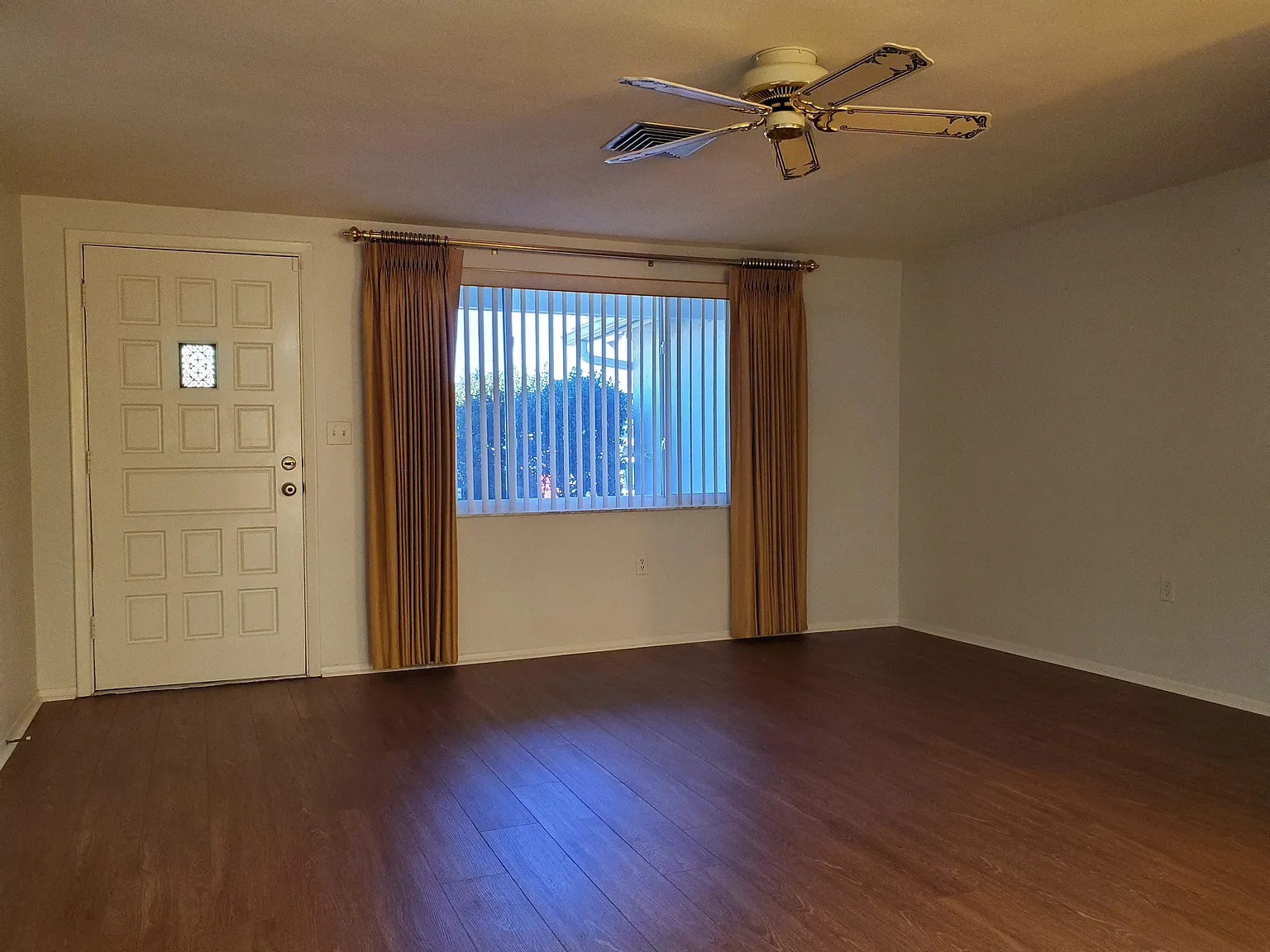 2 Bedroom, 2 Baths, 1 Car Garage & Florida Room! — Photo 3