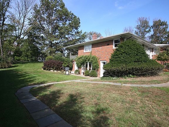 4th image of 221 Mountain Ave