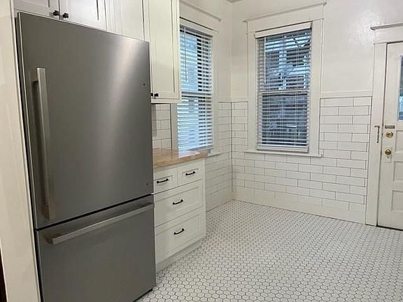 3rd image of 519 W 5th Ave APT E