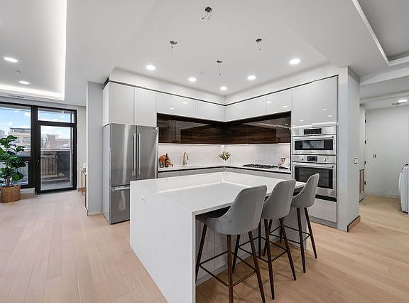 4th image of 466 N Paulina St #Penthouse 401