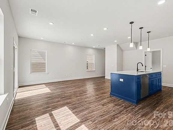 5th image of 560 W Wilson Ave
