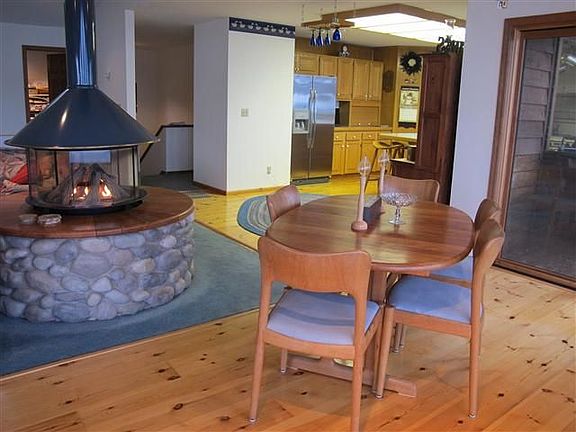 Dining room to kitchen