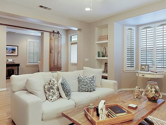 5th image of 27045 Edgewater Ln