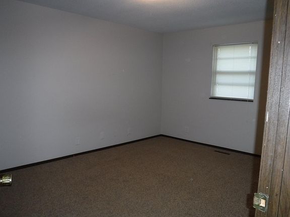 3rd image of 3207 Squire Ln #1/2