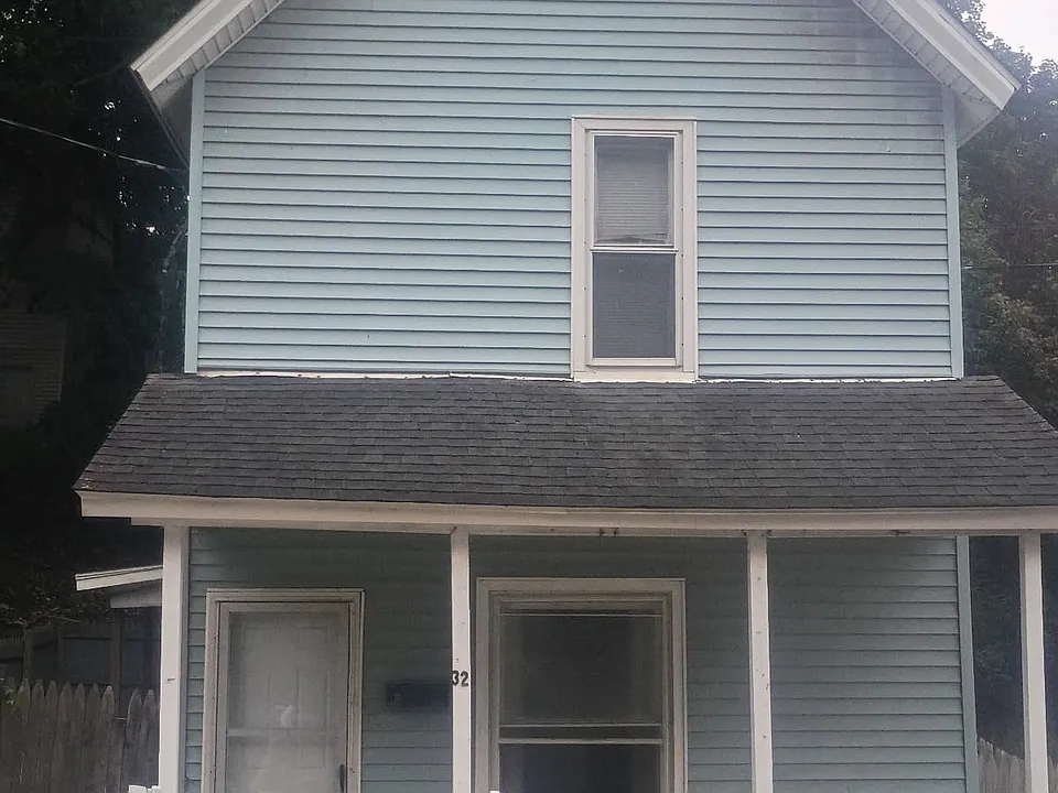32 English St