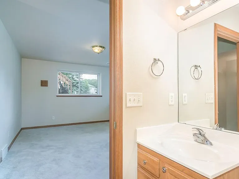 1087 N Pine St — Photo 9