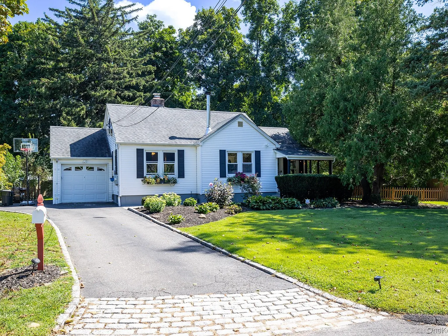 3 bed, 1.5 bath, $4,250 — Photo 2