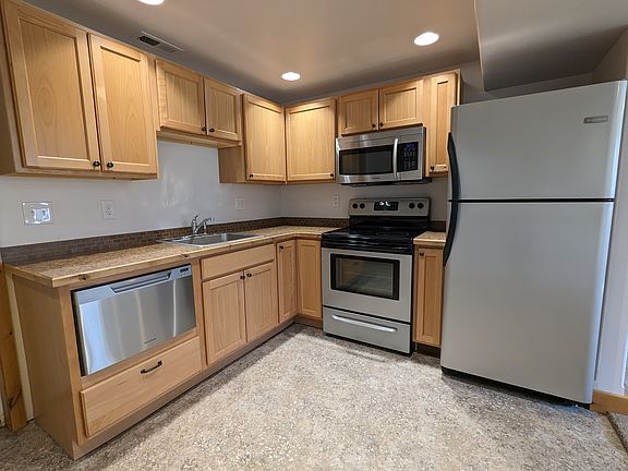 4th image of 75 Boxwood Dr #B