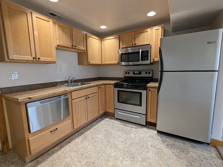 75 Boxwood Dr #B — Photo 4