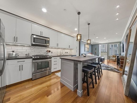 5th image of 1901 Victoria Ave #104