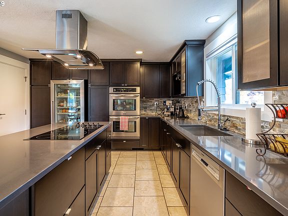 3rd image of 1484 NE Oleander Ln