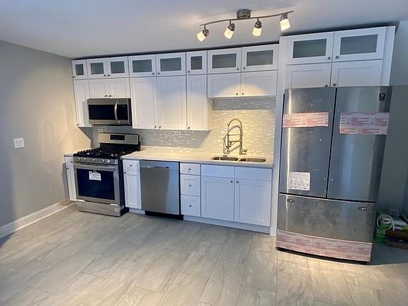 2nd image of 935 Forest Ave #4
