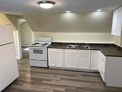 2nd image of 25 Stone St #2