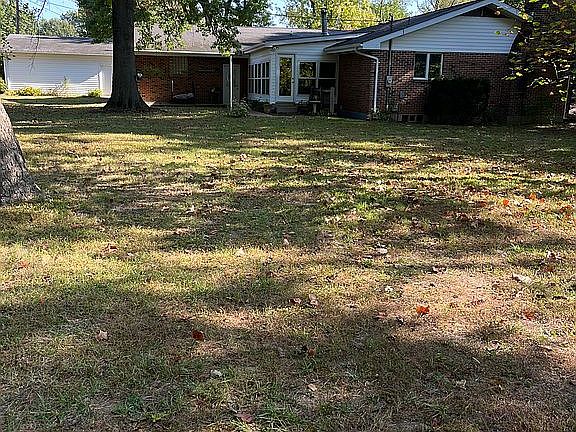 4th image of 225 Valley Dr