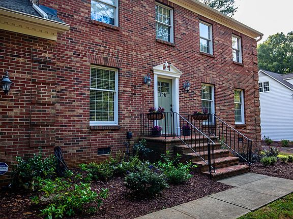 3rd image of 4011 Windwood Cres