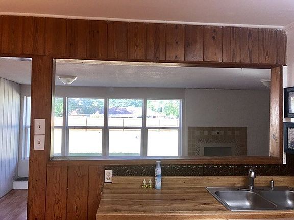 2nd image of 1102 Hillcrest St