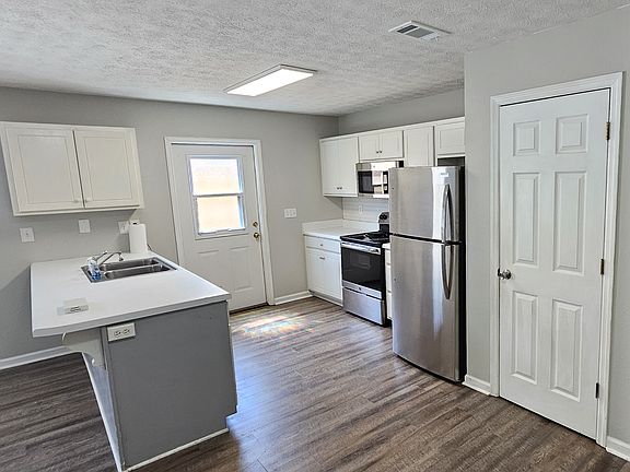 4th image of 567 N Lakeshore Dr