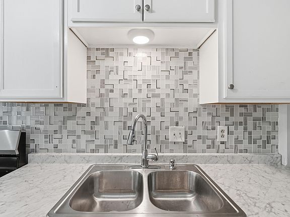 5th image of 6108 Woodview Dr S
