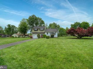 892 Dogwood Rd, Warminster, PA 18974