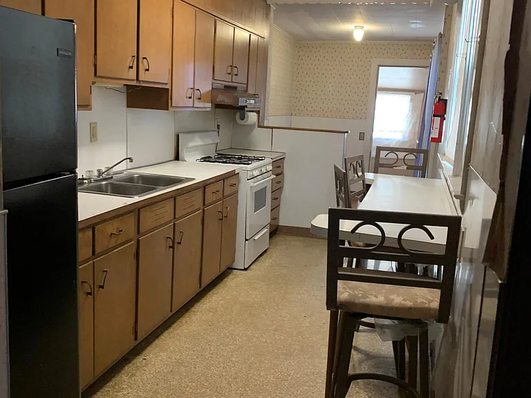 320 Miller St — Photo 2