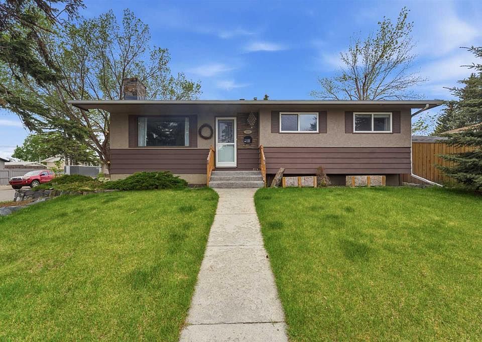 1st image of 819 E Avonlea Pl SE