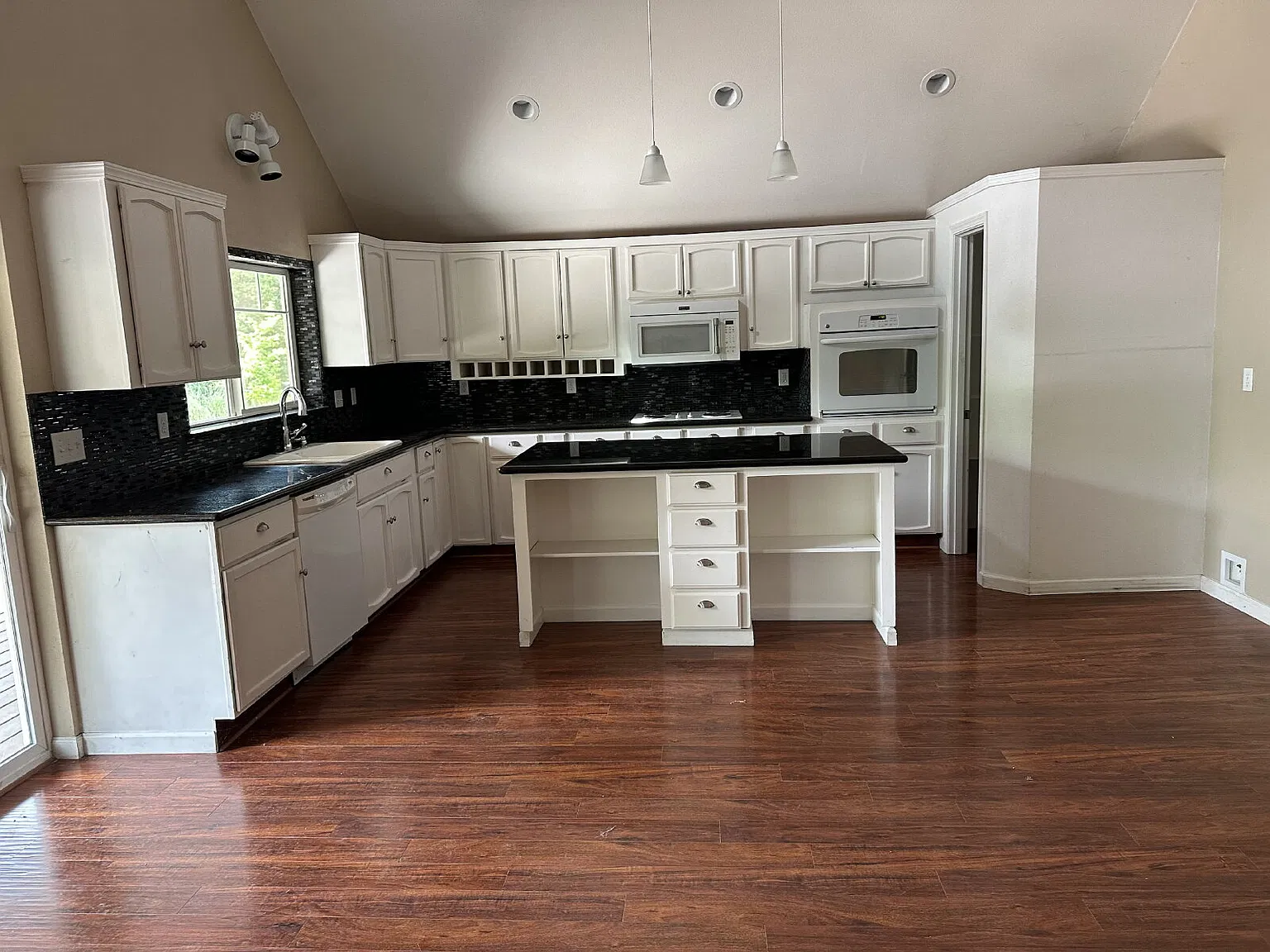 4 bed, 3.0 bath, $2,500 — Photo 3