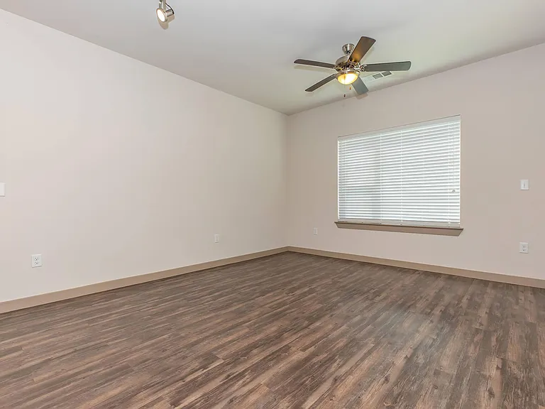 1900 W Dove Ave — Photo 13