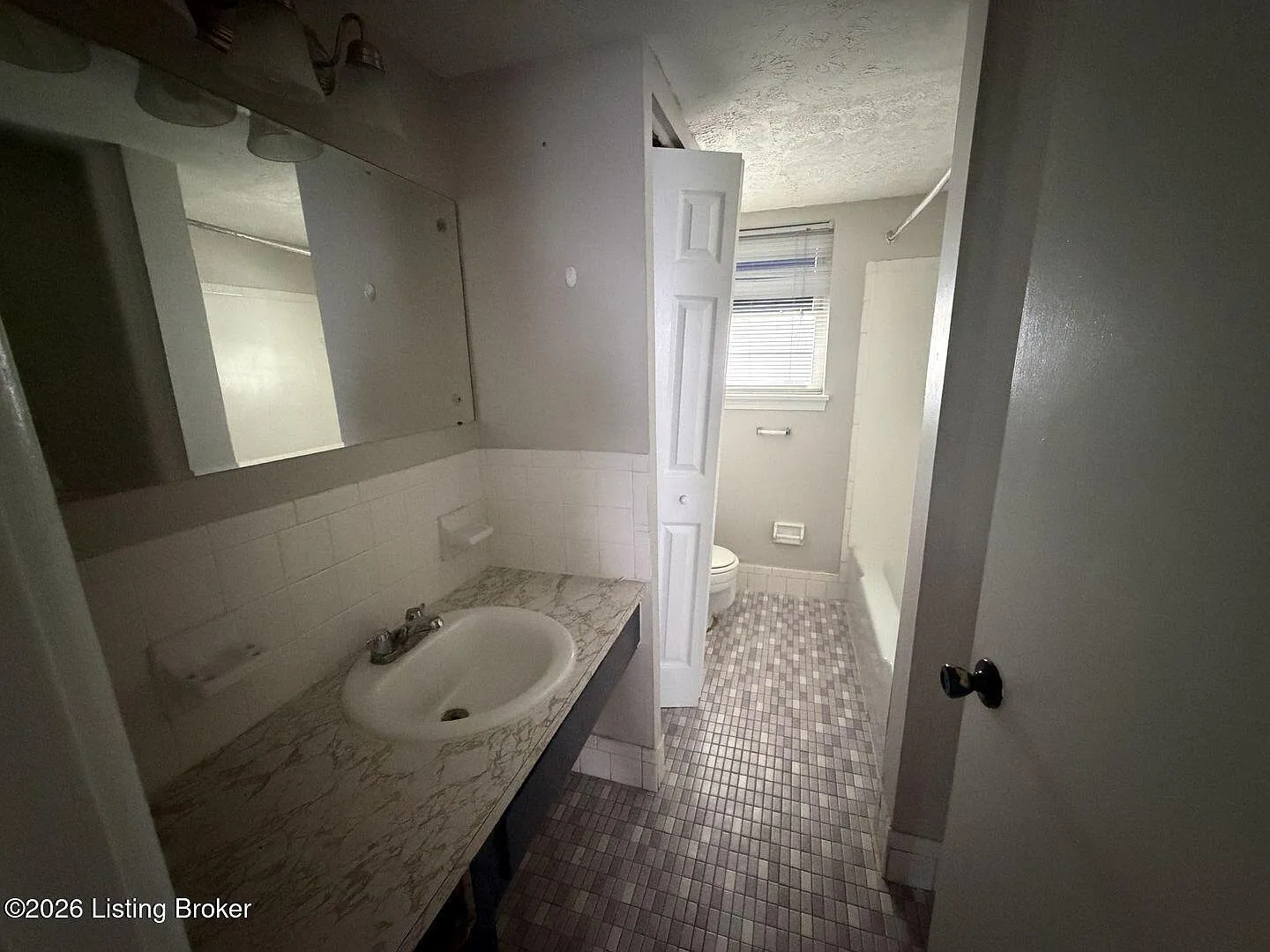 2 bed, 1.0 bath, 818 sqft, $900 — Photo 3
