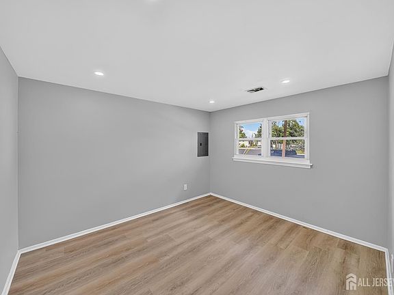 5th image of 17 Wedgewood Dr