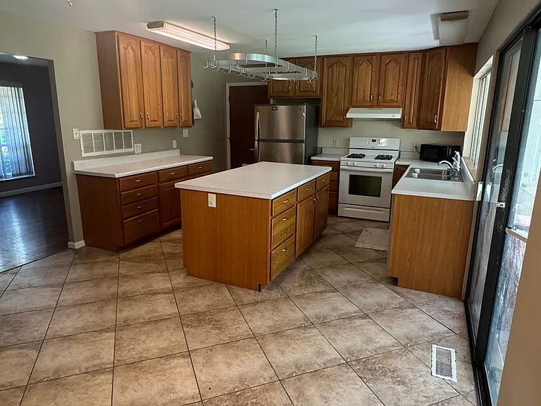 559 Golfwood Dr — Photo 2