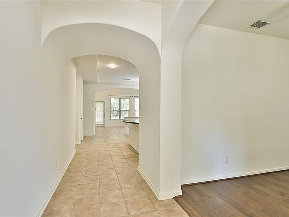 5th image of 95 Douvaine Ct