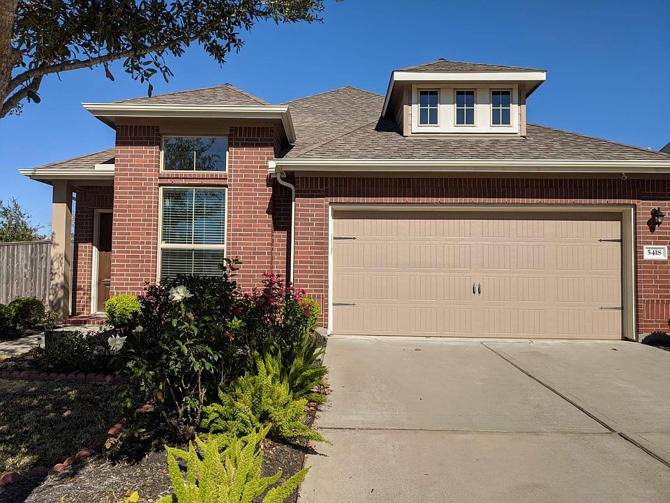 Beautiful corner home in a cul-de-sac