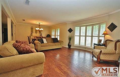3rd image of 2000 Glenwood Cir