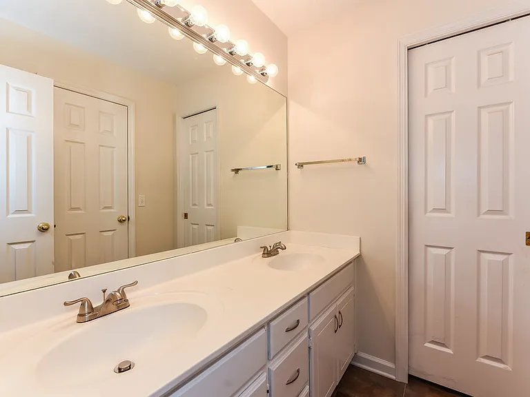 104 Carolina Ct — Photo 12