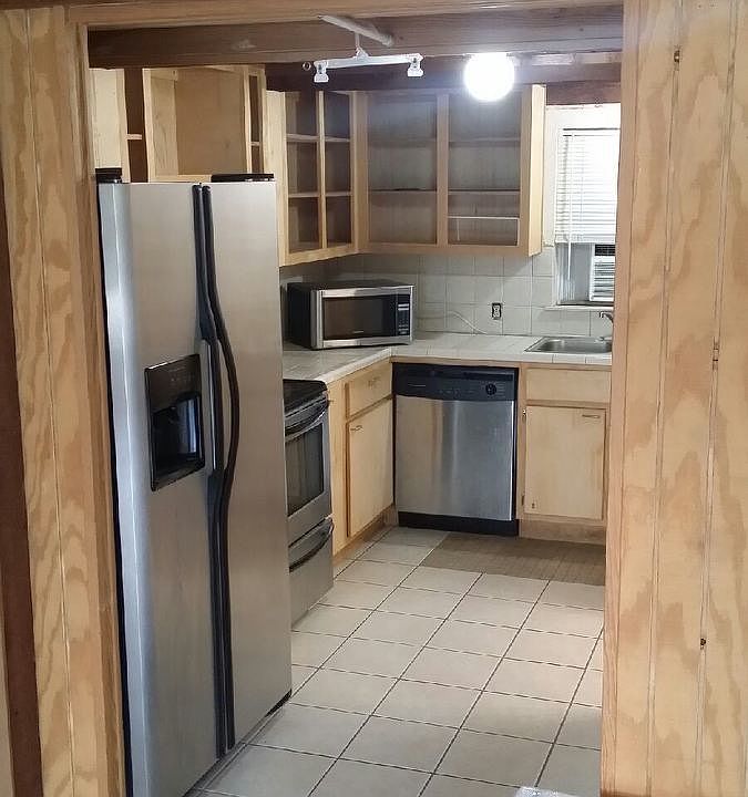 1st image of 1809 Hillcrest Dr APT 301