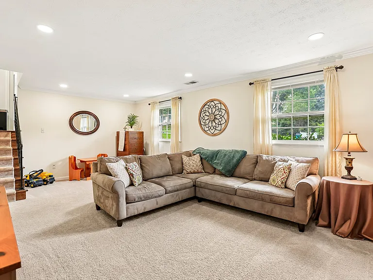 18033 Mill Creek Dr — Photo 32