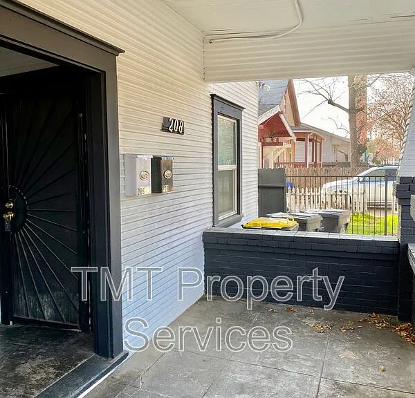 202-208 W Oak St #208 W OAK STREET — Photo 4