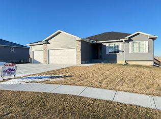 3305 Shadow Rdg, Hastings, NE 68901