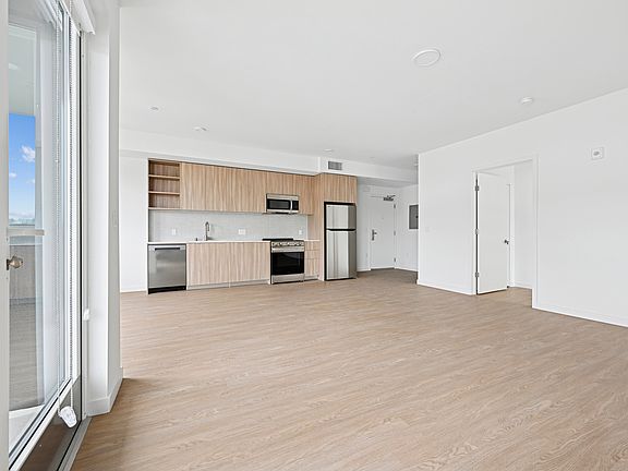 4th image of 1915 Park Ave #304