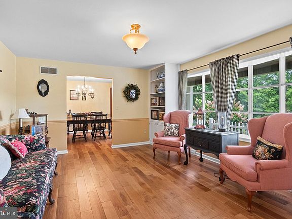 3rd image of 112 Sunnyfield Dr