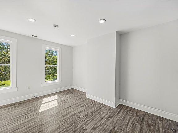 5th image of 324 Carlton St